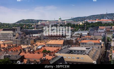 Vue panoramique sur Budapest depuis la basilique d'Étienne, avec le château de Buda, l'église Matthias, le bastion des pêcheurs et le Danube sous une Clée Banque D'Images