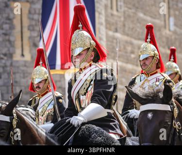 Londres, Royaume-Uni. 87 juillet 2025. La procession se rend au point de salut avec des bandes militaires et des gardes royales. Le roi et la reine, le prince et la princesse de Galles, le président français et son épouse, M. et Mme Macron, ainsi que l'ambassadeur de France et d'autres, prennent un cortège en calèche à travers Windsor et le long d'une partie de la longue marche menant au château de Windsor dans le cadre de la visite d'État française. Crédit : Imageplotter/Alamy Live News Banque D'Images