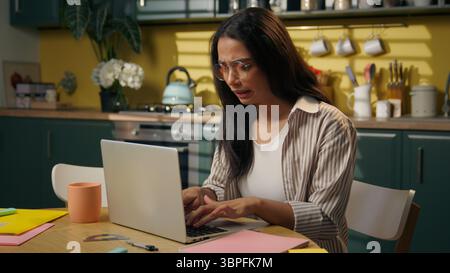 Fatigué stressé femme d'affaires latino-américaine travaillant ordinateur à la maison cuisine lointaine étudier fille ethnique épuisée étudiante féminine surmenage Banque D'Images