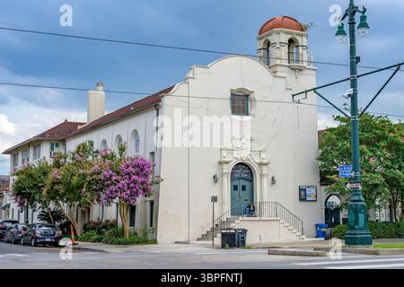 New Orleans, LA, USA - 1er juin 2025 : présence de Mark's United Methodist Church, avec un homme assis à la porte, sur Rampart Street dans le quartier français Banque D'Images