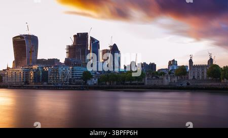 Longue exposition, panorama du quartier financier cityscape de Londres au coucher du soleil Banque D'Images