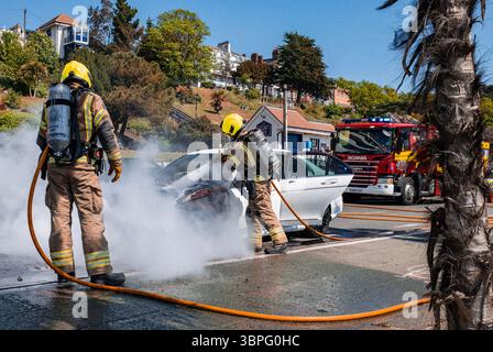 Les pompiers s'attaquent à un incendie de voiture sur le front de mer de Southend pendant une période de chaleur Banque D'Images