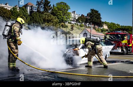 Les pompiers s'attaquent à un incendie de voiture sur le front de mer de Southend pendant une période de chaleur Banque D'Images