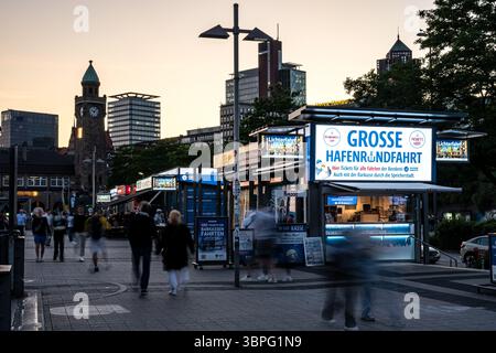 Hambourg, Allemagne – 06 18 2025 : photo nocturne longue exposition de personnes se promenant le long de la jetée à l’Elbe Pauli Landungsbrücken Banque D'Images