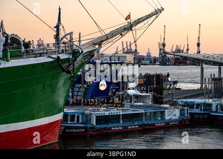 Hambourg, Allemagne – 06 18 2025 : célèbre bateau à voile historique Rickmer Rickmers à l’occasion Pauli Landungsbrücken au bord de l’Elbe Banque D'Images