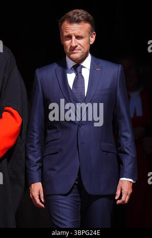 Le président de la République française Emmanuel Macron quitte l'abbaye de Westminster, dans le centre de Londres, le premier jour de sa visite d'État au Royaume-Uni. Date de la photo : mardi 8 juillet 2025. Banque D'Images