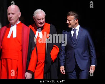 Le président de la République française Emmanuel Macron quitte l'abbaye de Westminster, dans le centre de Londres, le premier jour de sa visite d'État au Royaume-Uni. Date de la photo : mardi 8 juillet 2025. Banque D'Images