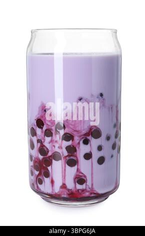 Savoureux thé aux bulles de lait en verre isolé sur blanc Banque D'Images