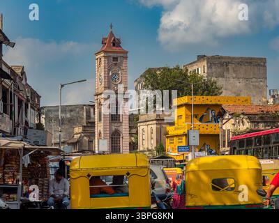 0924 2022 Vintage Old Clock Tower, se trouve à Kamnath Mahadev Mandir, complexe à Sherkotda, Ahmedabad, Gujarat, Inde, Asie. Banque D'Images