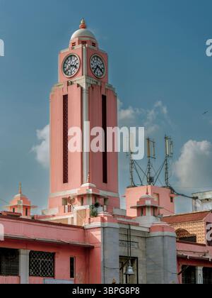 0924 2022 Vintage Old Art Déco Deasign Tour de l'horloge, de Geeta Mandir Tour de l'horloge, niar Central bus Stand. Ahmedabad, Gujarat, Inde, Asie. Banque D'Images