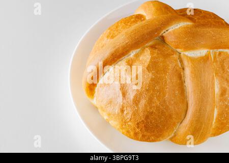 pain blanc rond sur table blanche, mise au point sélective Banque D'Images