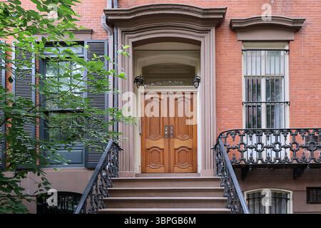 Entrée à l'élégante maison de ville ancienne ou immeuble d'appartements dans le quartier de Greenwich Village à New York Banque D'Images