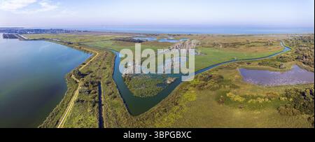 Vue aérienne de la réserve naturelle de Lepelaarplassen montrant des canaux d'eau traversant la terre et la végétation, Almere, Flevoland, pays-Bas. Banque D'Images