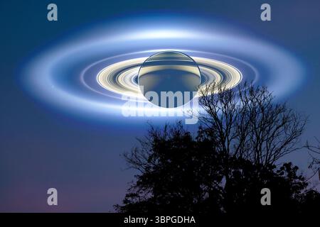 Ombre de Saturne sur la silhouette de l'arbre supérieur et ciel nocturne violet sarcelle, éléments de cette image fournie par la NASA Banque D'Images