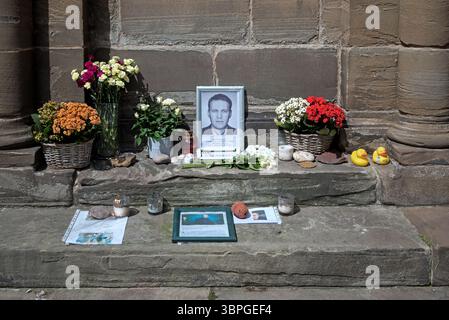 Sanctuaire pour Alexei Navalny, chef de l'opposition russe mort en prison, à la Mercat Cross sur la place du Parlement, à Édimbourg, Écosse Banque D'Images