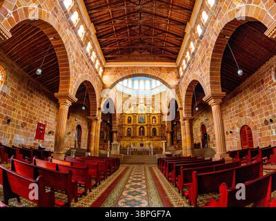 Une vue imprenable sur l'intérieur de l'église à Barichara, Santander, avec de belles arches et un autel orné, idéal pour le tourisme et l'exploration culturelle. Banque D'Images
