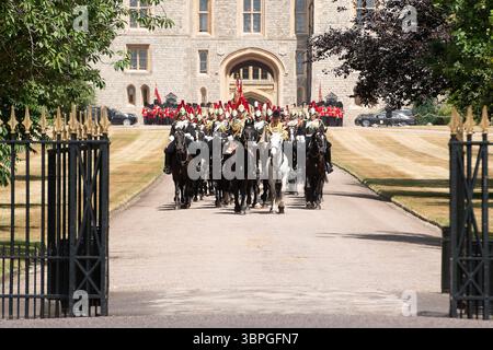 Windsor, Berkshire, Royaume-Uni. 8 juillet 2025. La Maison Cavlary part du château de Windsor après la visite d'État du président français Emmanuel Macron à Windsor, Berkshire, Royaume-Uni. Crédit : Maureen McLean/Alamy Live News Banque D'Images