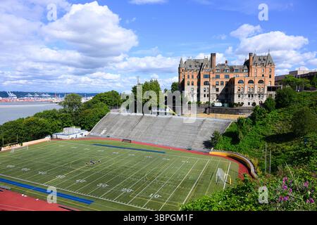Tacoma, WA, États-Unis - 2 juillet 2025 ; Stadium High School et Bowl bâtiment historique et terrain de sport Banque D'Images