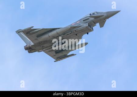 Royal Air Force Eurofighter Typhoon FGR4 effectuant un passage bas au-dessus de la RAF Coningsby, Lincolnshire Banque D'Images