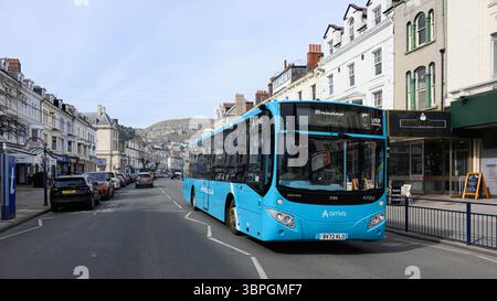 Llandudno, pays de Galles, Royaume-Uni - 20 mars 2025 ; autobus Volvo bleu arriva Wales sur la rue Llandudno Banque D'Images