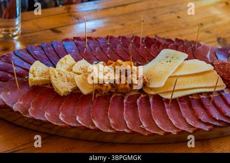 Sélection de viandes et de fromages sur un plateau - mise au point sélective Banque D'Images