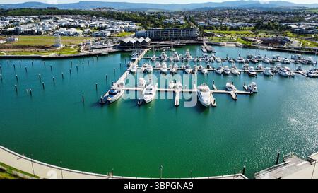 Une marina avec des bateaux amarrés est l'Australie, photographiée avec un drone Banque D'Images