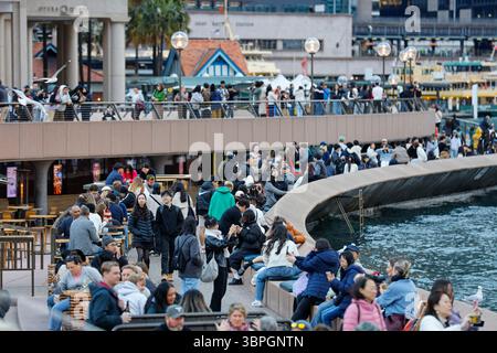Les visiteurs sont vus à l'Opéra de Sydney. La vie quotidienne à Sydney reflète un rythme urbain dynamique, avec des gens qui se déplacent, font du shopping et socialisent à travers la ville. Des rues animées aux moments tranquilles dans les cafés et les parcs, les résidents et les visiteurs s’engagent dans les routines quotidiennes au milieu du centre culturel et économique de la ville. Banque D'Images