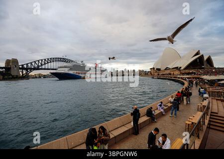 Les visiteurs sont vus à l'Opéra de Sydney. La vie quotidienne à Sydney reflète un rythme urbain dynamique, avec des gens qui se déplacent, font du shopping et socialisent à travers la ville. Des rues animées aux moments tranquilles dans les cafés et les parcs, les résidents et les visiteurs s’engagent dans les routines quotidiennes au milieu du centre culturel et économique de la ville. Banque D'Images