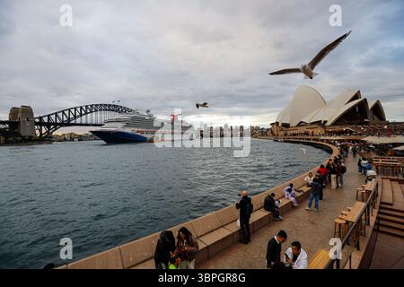 7 juillet 2025, Sydney, État de Nouvelle-Galles du Sud, Australie : des visiteurs sont vus à l'Opéra de Sydney. La vie quotidienne à Sydney reflète un rythme urbain dynamique, avec des gens qui se déplacent, font du shopping et socialisent à travers la ville. Des rues animées aux moments tranquilles dans les cafés et les parcs, les résidents et les visiteurs s'engagent dans les routines quotidiennes au milieu du centre culturel et économique de la ville. (Crédit image : © Ye Myo Khant/SOPA images via ZUMA Press Wire) USAGE ÉDITORIAL SEULEMENT ! Non destiné à UN USAGE commercial ! Banque D'Images