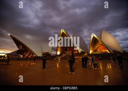 7 juillet 2025, Sydney, État de Nouvelle-Galles du Sud, Australie : des visiteurs sont vus à l'Opéra de Sydney. La vie quotidienne à Sydney reflète un rythme urbain dynamique, avec des gens qui se déplacent, font du shopping et socialisent à travers la ville. Des rues animées aux moments tranquilles dans les cafés et les parcs, les résidents et les visiteurs s'engagent dans les routines quotidiennes au milieu du centre culturel et économique de la ville. (Crédit image : © Ye Myo Khant/SOPA images via ZUMA Press Wire) USAGE ÉDITORIAL SEULEMENT ! Non destiné à UN USAGE commercial ! Banque D'Images