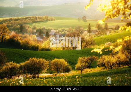 Paysage rural avec un vieux mill. Belle vue sur le village de Kunkovice. Localisation lieu de Moravie du Sud, République tchèque. Image panoramique de la plus populaire t Banque D'Images