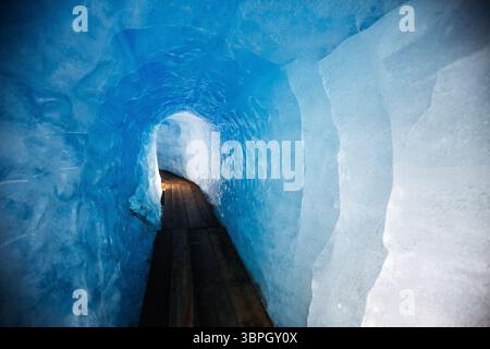 Glace bleue spectaculaire à l'intérieur d'une grotte de glacier. Lieu des Alpes bernoises, glacier du Rhône, Furkapass et Grimselpass, alpes suisses, Europe. Trav. Populaire Banque D'Images