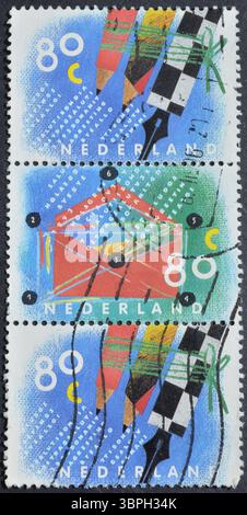 Timbre-poste annulé imprimé par les pays-Bas, qui montre la campagne d'écriture de lettres, vers 1993. Banque D'Images