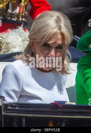 Londres, Angleterre, Royaume-Uni. 8 juillet 2025. La première dame de France BRIGITTE MACRON ais vue dans le cortège d’accueil royal à Windsor alors que le président français Emmanuel Macron entame une visite d’État au Royaume-Uni. (Crédit image : © Tayfun Salci/ZUMA Press Wire) USAGE ÉDITORIAL SEULEMENT ! Non destiné à UN USAGE commercial ! Banque D'Images