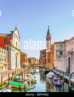 Chioggia ville dans la lagune vénitienne, canal, église et bateaux. Province de Venise, région de Vénétie, Italie, Europe Banque D'Images