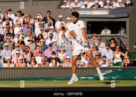 Londres, Royaume-Uni. 08 juillet 2025. LONDRES, ROYAUME-UNI - 8 JUILLET : Carlos Alcaraz d'Espagne pendant le jour neuf des Championnats Wimbledon 2025 au All England Lawn Tennis and Croquet Club le 8 juillet 2025 à Londres, Royaume-Uni. (Photo de Marleen Fouchier/Agence BSR) crédit : Agence BSR/Alamy Live News Banque D'Images