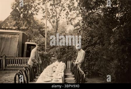 Allemagne - vers 1942 : photo prise en Allemagne montrant des Allemands préparant un repas pour le personnel militaire. Photo éducative historique rétro. Vintage. Banque D'Images
