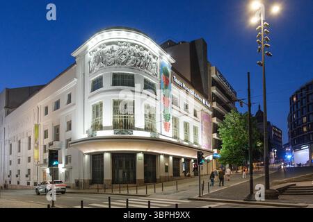 DAS Rivoli Teatro Municipal ist eines der wichtigsten städtischen Théâtre Portos. Mit seiner markanten Fassade und dem vielseitigen Programm aus Tanz, Theater, Musik und film Gilt es als zentrale Kulturstätte im Herzen der Stadt. *** Le Rivoli Teatro Municipal est l un des théâtres municipaux les plus importants de Porto. Avec son faade saisissante et son programme varié de danse, de théâtre, de musique et de cinéma, il est considéré comme un lieu culturel central au cœur de la ville Portugal GMS19539 Banque D'Images