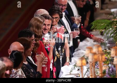 La princesse de Galles s'adresse au président français Emmanuel Macron (au centre) lors du banquet d'État du président français Emmanuel Macron et de son épouse Brigitte Macron, au château de Windsor, dans le Berkshire, le premier jour de la visite d'État du président français au Royaume-Uni. Date de la photo : mardi 8 juillet 2025. Banque D'Images