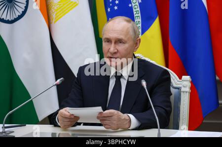 Moscou, Russie. 06 juillet 2025. Le président russe Vladimir Poutine, écoute lors d’une téléconférence du 17ème sommet BRICS, depuis le Kremlin, le 6 juillet 2025 à Moscou, en Russie. Poutine, qui fait l'objet d'un mandat d'arrêt de la Cour pénale internationale pour son invasion de l'Ukraine, a choisi de ne pas assister au Sommet de Rio en personne. Crédit : Mikhail Metzel/Kremlin Pool/Alamy Live News Banque D'Images
