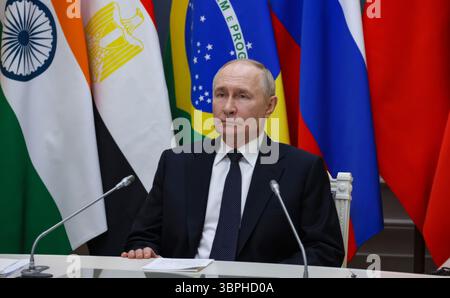 Moscou, Russie. 06 juillet 2025. Le président russe Vladimir Poutine, écoute lors d’une téléconférence du 17ème sommet BRICS, depuis le Kremlin, le 6 juillet 2025 à Moscou, en Russie. Poutine, qui fait l'objet d'un mandat d'arrêt de la Cour pénale internationale pour son invasion de l'Ukraine, a choisi de ne pas assister au Sommet de Rio en personne. Crédit : Mikhail Metzel/Kremlin Pool/Alamy Live News Banque D'Images