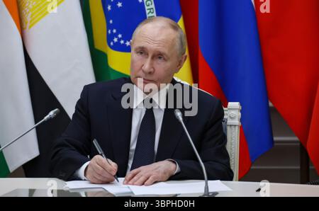 Moscou, Russie. 06 juillet 2025. Le président russe Vladimir Poutine, écoute lors d’une téléconférence du 17ème sommet BRICS, depuis le Kremlin, le 6 juillet 2025 à Moscou, en Russie. Poutine, qui fait l'objet d'un mandat d'arrêt de la Cour pénale internationale pour son invasion de l'Ukraine, a choisi de ne pas assister au Sommet de Rio en personne. Crédit : Mikhail Metzel/Kremlin Pool/Alamy Live News Banque D'Images