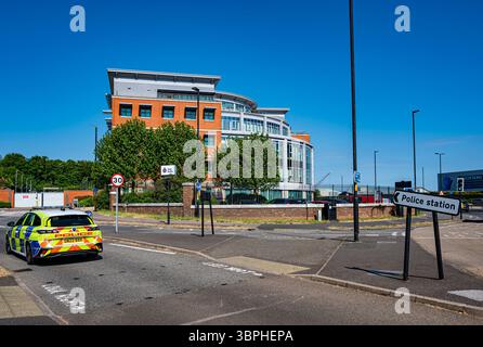 Poste de police de Kent à Gillingham avec une voiture de police qui passe Banque D'Images