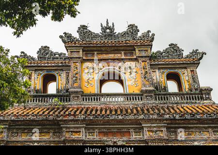 Vue détaillée de l'architecture historique ornée avec des fenêtres cintrées et des détails complexes du toit. Ville impériale, Hué, Vietnam, Asie du Sud-est Banque D'Images