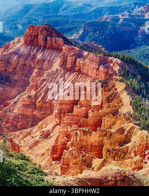 Falaises de grès multicolores érodées au Cedar Breaks National Monument, Utah, États-Unis, présentant des amphithéâtres naturels et des formations hoodoo. Banque D'Images