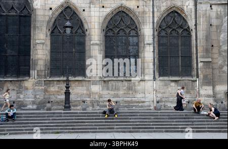 Paris, États-Unis. 26 juin 2025. Les gens mangent, flânent et discutent devant le Ã^ Saint-Merry, en face de la fontaine Stravinsky, près du Centre Pompidou à Paris. La région est connue sous le nom de place Igor Stravinsky. (Crédit image : © Mark Hertzberg/ZUMA Press Wire) USAGE ÉDITORIAL SEULEMENT ! Non destiné à UN USAGE commercial ! Banque D'Images