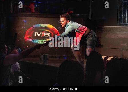 Atlanta, Géorgie, États-Unis. 5 juillet 2025. Un artiste drag king se produit à My Sister's Room, un club LGBTQ populaire à Atlanta. (Crédit image : © Robin Rayne/ZUMA Press Wire) USAGE ÉDITORIAL SEULEMENT ! Non destiné à UN USAGE commercial ! Banque D'Images