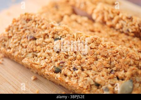 Barres de granola saines préparées pour grignoter à la maison Banque D'Images
