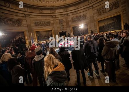 Le public vient rendre hommage à l'ancien président Jimmy carter allongé dans l'état dans la rotonde du Capitole, le 7 janvier 2025. Banque D'Images