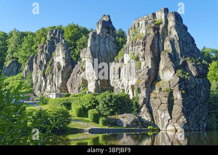 L'Externsteine, une formation rocheuse de grès d'environ 40 mètres de haut dans la forêt de Teutoburg, est un point de repère naturel et un naturel protégé et cultura Banque D'Images